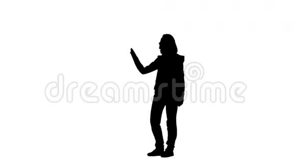 女人向她的朋友挥手并把他们呼唤给她剪影白色背景侧视图视频的预览图