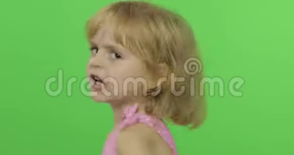 愤怒的女孩情绪化地做脸穿着粉红色的泳衣表现出愤怒色度键视频的预览图