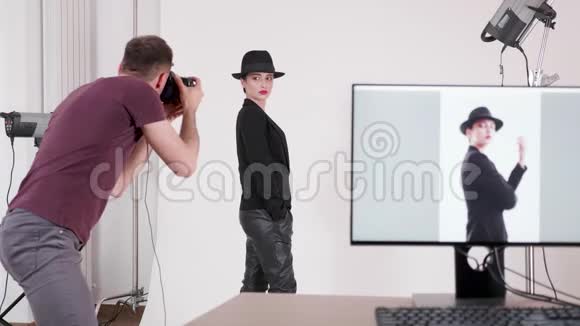 摄影师展示模型如何摆姿势视频的预览图