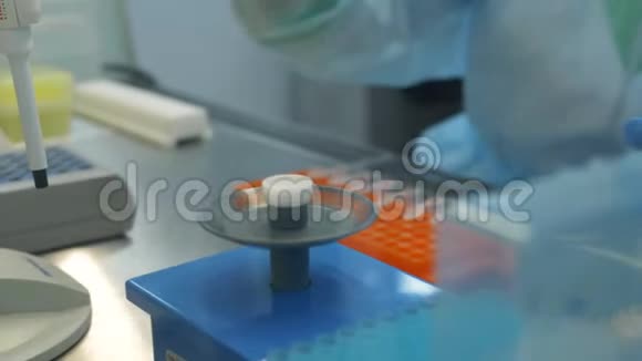 微生物学家在试验和试剂实验室的工作过程视频的预览图