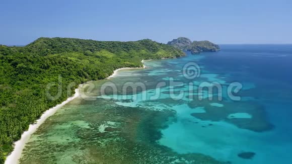 空中无人机卡德劳岛显示镜头沿岸未触及的热带沙滩浅青绿色视频的预览图