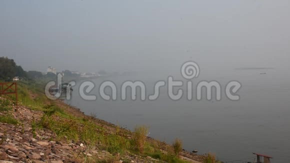 早上可观赏穆克达汉市和梅克洪河景观视频的预览图