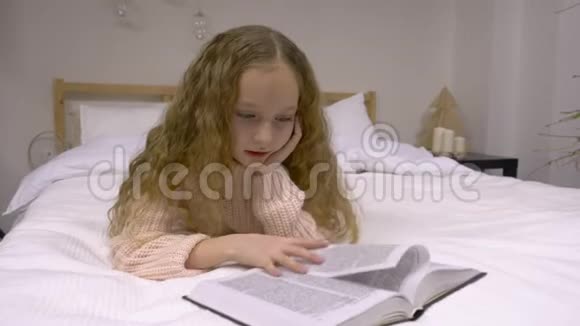 小女孩在看书视频的预览图