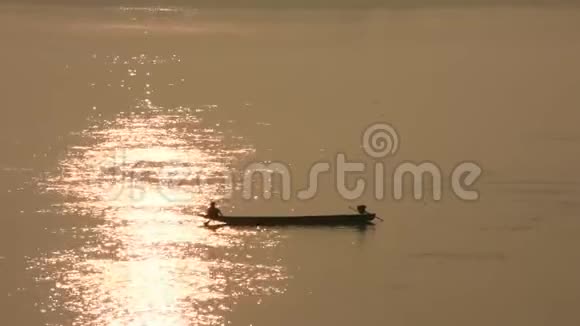 泰国人和老挝人乘坐长尾船在泰国Mukdahan的Mekhong河捕鱼视频的预览图