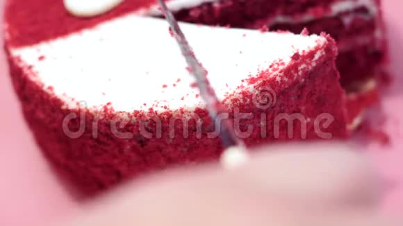 切蛋糕特写红色天鹅绒蛋糕选择性聚焦软聚焦视频的预览图