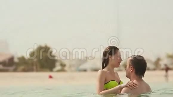 男孩和女孩快乐地在海里游泳视频的预览图