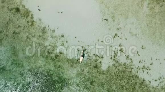 空中无人机鸟眼透视浅泻湖水中当地班卡船菲律宾巴拉望岛ElNido视频的预览图