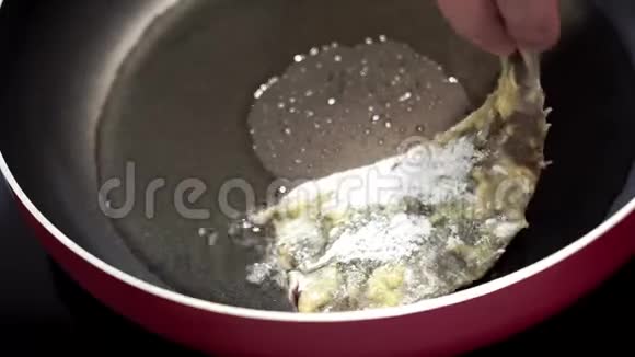 鱼比目鱼在煎锅里炸至金黄一片片鲜鱼在面粉煎锅里是朋友厨师视频的预览图