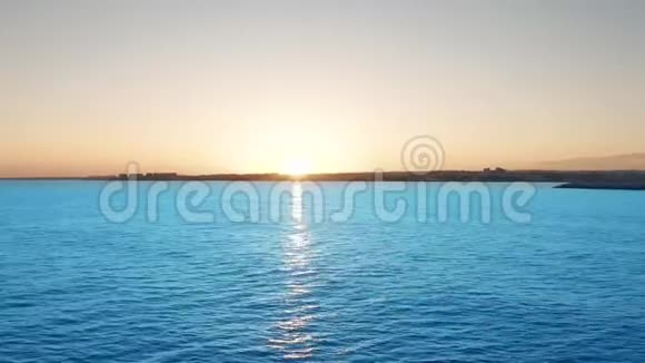 空中观景游艇在日落时在海上航行无人机用帆绕着游艇飞行视频的预览图