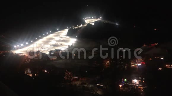 奥地利SaalbachHinterglemm的夜间滑雪和开心果准备视频的预览图