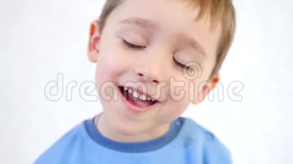 一个快乐的孩子慢慢地把手指放在鼻子里视频的预览图