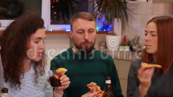 快乐的朋友在家里聊天吃披萨喝酒庆祝新年晚会视频的预览图