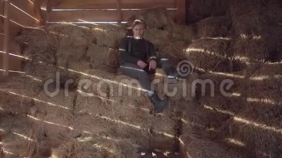一个长着大胡子戴着眼镜的英俊男人金发坐在干草上嘴里插着一根稻草然后把它吐得紧紧的视频的预览图