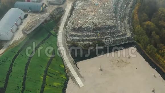 城市垃圾场或垃圾填埋场的鸟瞰图塑胶堆集视频的预览图