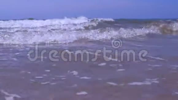 在晴朗的天气里海面上掀起了大浪波涛汹涌视频的预览图