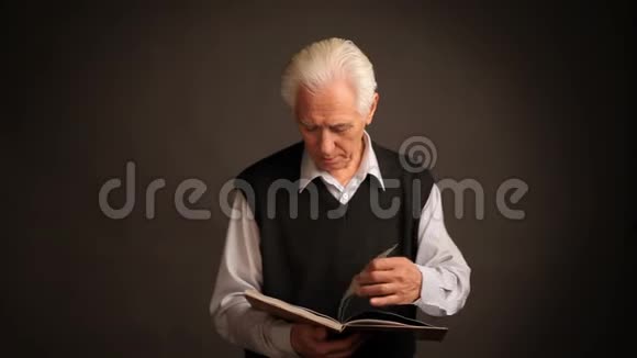 老人摆着一本书视频的预览图