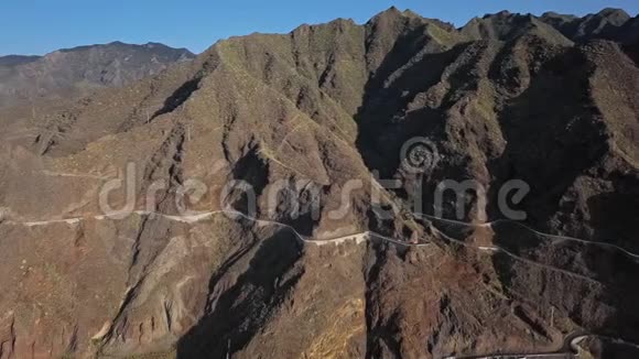 Tenerife山区公路和PlayadeLasTeresitas海滩的空中飞行视频的预览图