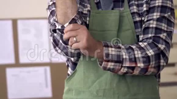 木匠的双手又强壮又熟练是白种人的样子卷起衬衫袖子交叉在他身上视频的预览图