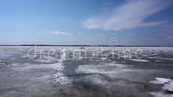 渔人剪影上冬湖初冬冬季景观冬季捕鱼冬季视频的预览图