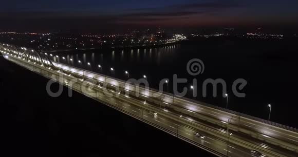 4K视频城市的黎明参观了桥车的移动视频的预览图