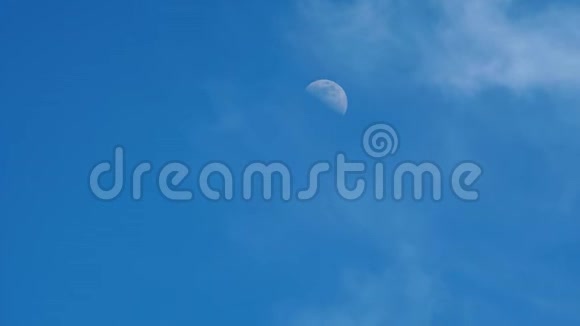 月亮日在蓝天上时光流逝视频的预览图