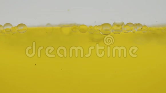 黄色气泡的特写外观和爆裂美丽迷人视频的预览图