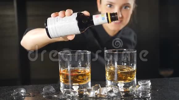 鸡尾酒制作概念酒保在酒吧柜台用酒精做鸡尾酒在慢动作中加入一些滴女性视频的预览图