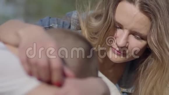小男孩在哭母亲在户外安慰她的儿子夫妻关系视频的预览图