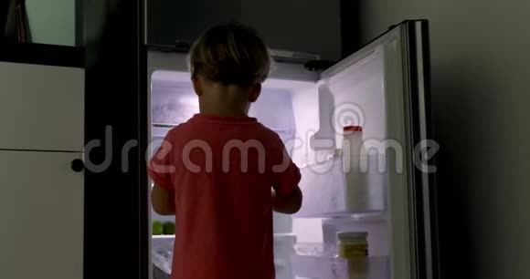 幼儿开放冰箱取牛奶视频的预览图