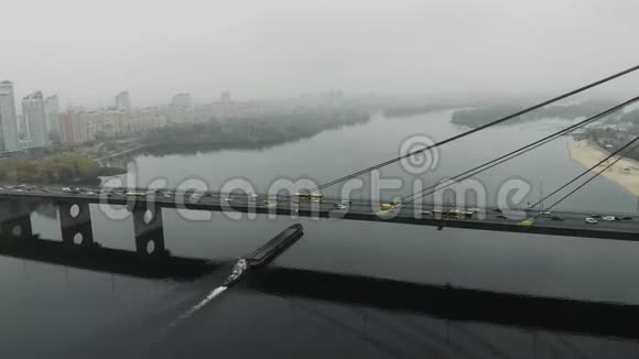 大的混凝土灰色桥梁在宽阔的河流上有钢索乘坐城市中心大宽带桥的汽车和公共汽车视频的预览图