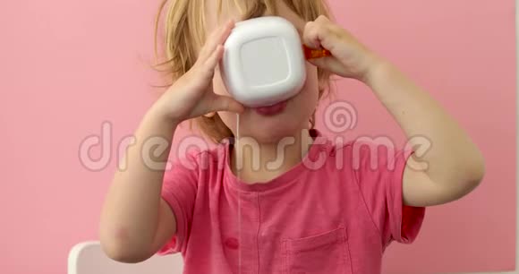 快乐的孩子从杯子里喝牛奶视频的预览图