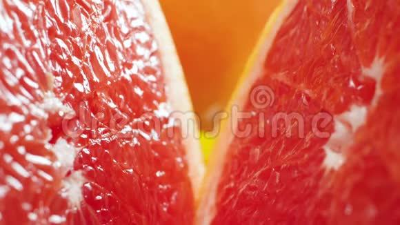 特写镜头移动在两半新鲜切橙或葡萄柚之间完美的有机抽象镜头视频的预览图