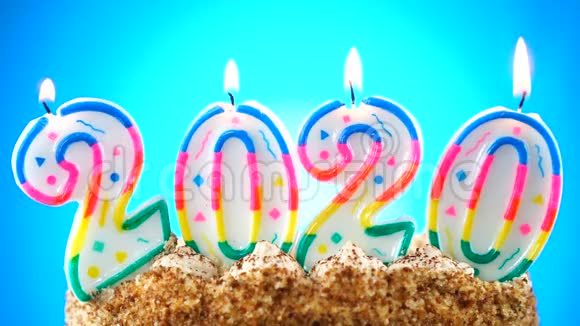 用燃烧的生日蜡烛做生日蛋糕编号2020背景变化颜色视频的预览图