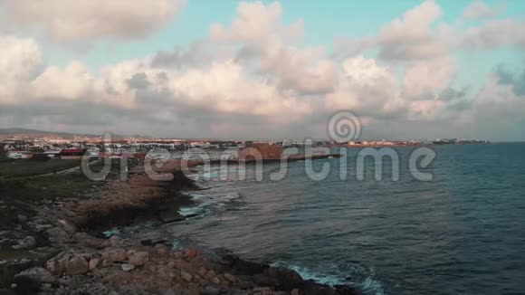 从空中俯瞰地中海背景是美丽的绿色人行小径码头和堡垒遗址医生视频的预览图