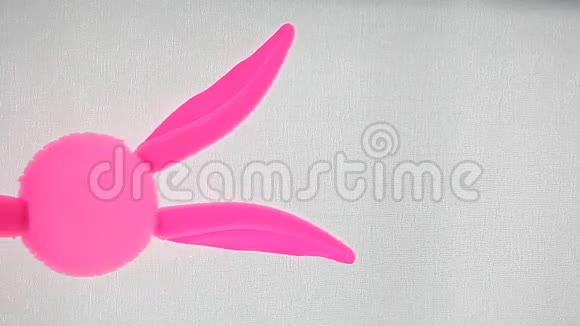粉色小兔子气球白色背景视频的预览图