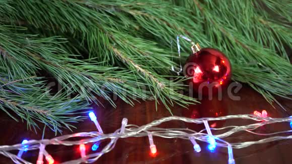 圣诞球装饰在木板上松枝复制空间视频的预览图