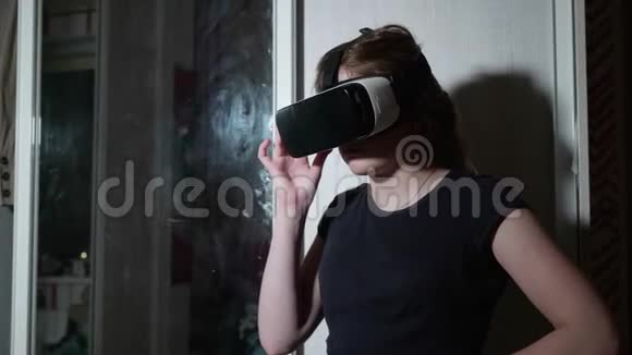 戴着VR眼镜的白种人格里尔发出恐惧的声音视频的预览图