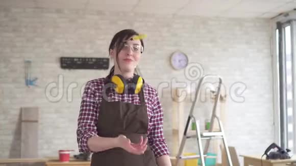 戴眼镜的职业年轻女工熟练使用手工工具视频的预览图