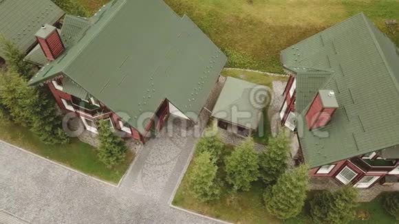 同样的房子有一个绿色的屋顶视频的预览图