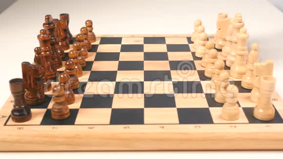 男人和女人下棋视频的预览图