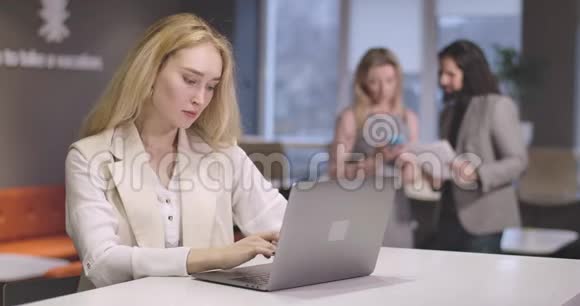 年轻的白人女性在笔记本电脑键盘上打字的肖像自信成功的CEO在工作场所的肖像视频的预览图