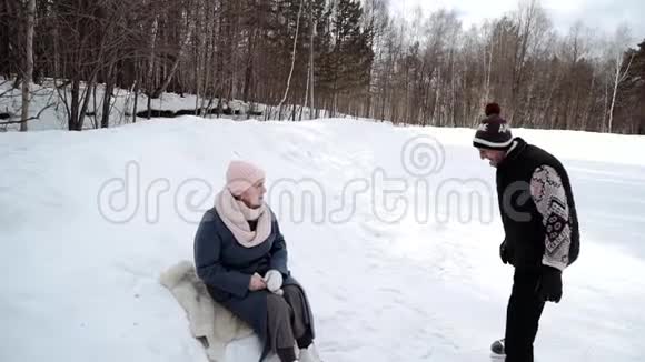 一对老夫妇在溜冰场上视频的预览图