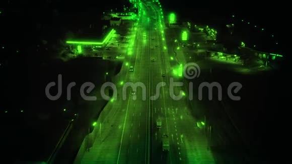 夜间高速公路上的无人机夜视交通管制视频的预览图