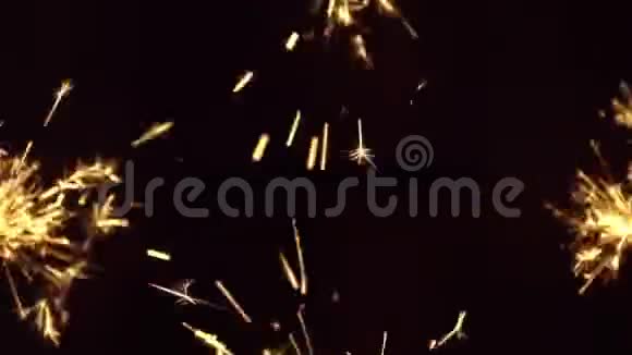 黑色背景下的假日火花美丽孟加拉烟花视频的预览图