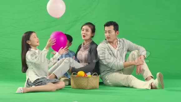 有两个孩子的亚洲家庭玩气球视频的预览图
