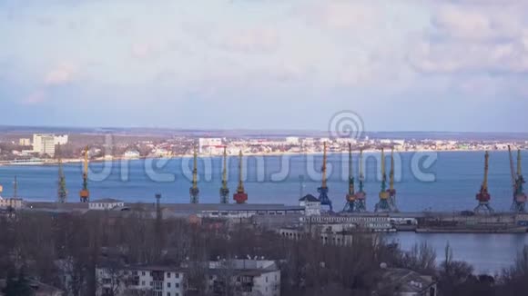 海边的港口有大型起重机视频的预览图