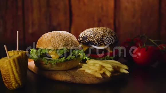 一张黑桌子上放着两个黑而淡的面包西红柿玉米和一个煎锅背景是一个视频的预览图