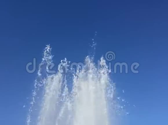 喷泉与天空视频的预览图