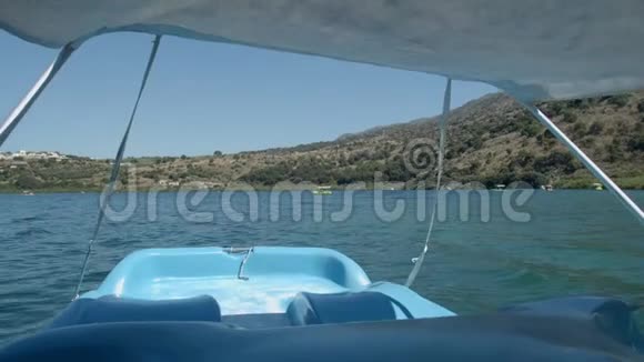 欧洲希腊克里特岛一只漂浮在海龟湖上的双体船的电影POV视频的预览图