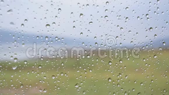 窗户上的雨滴和摄像机计划视频的预览图